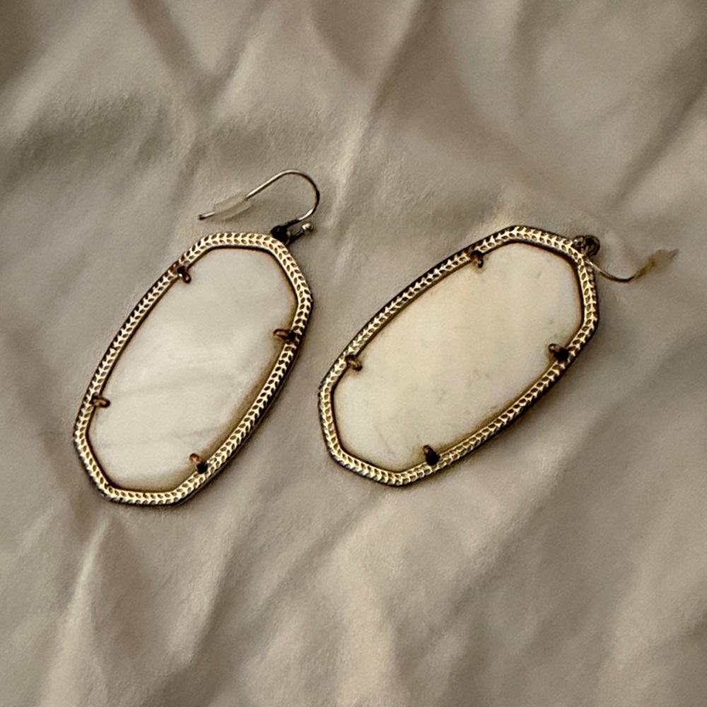 KENDRA SCOTT Large Elegant Gold and White Dangle Statement Earrings